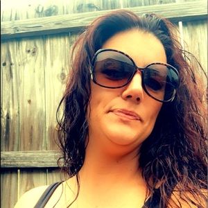 Meet your Posher, Desiree